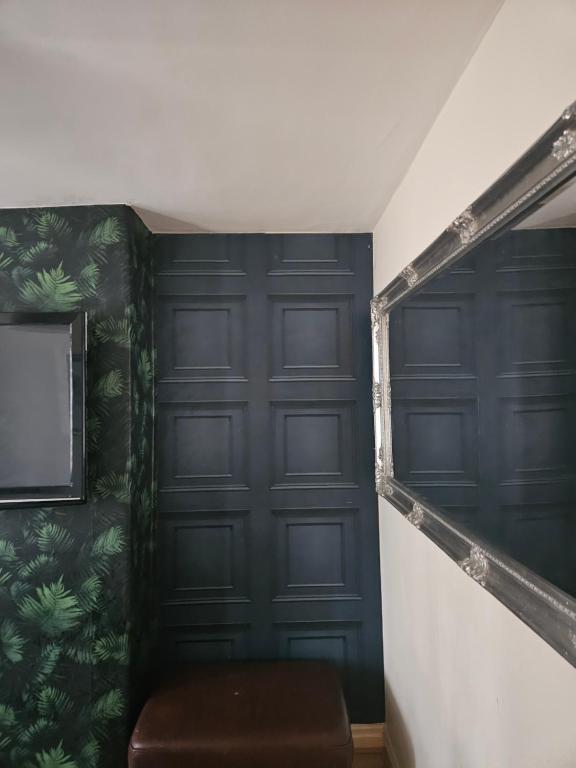 une chambre avec deux portes de garage et un tabouret brun dans l'établissement Mama jos, à Manchester