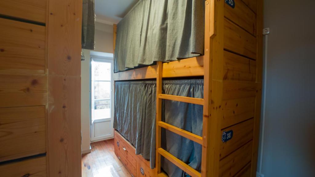 Palanda nebo palandy na pokoji v ubytování Casa Gaea Stay