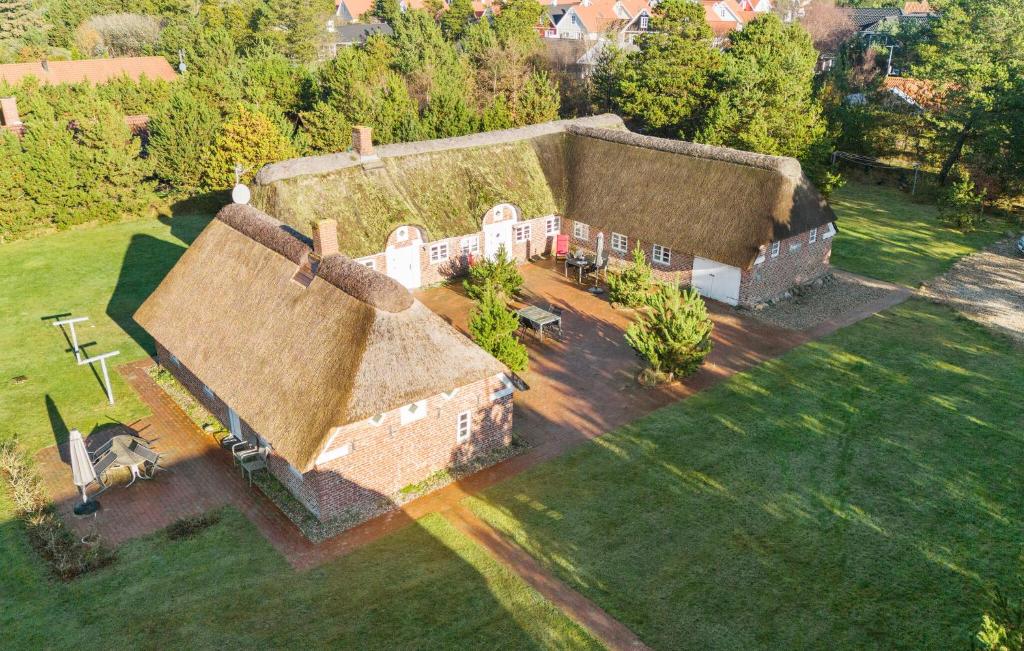 En have udenfor Amazing Home In Blåvand With Wifi