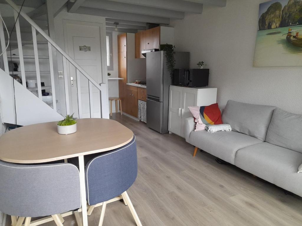 un salon avec un canapé et une table dans l'établissement Studio Duplex Moliets, à Moliets-et-Maa