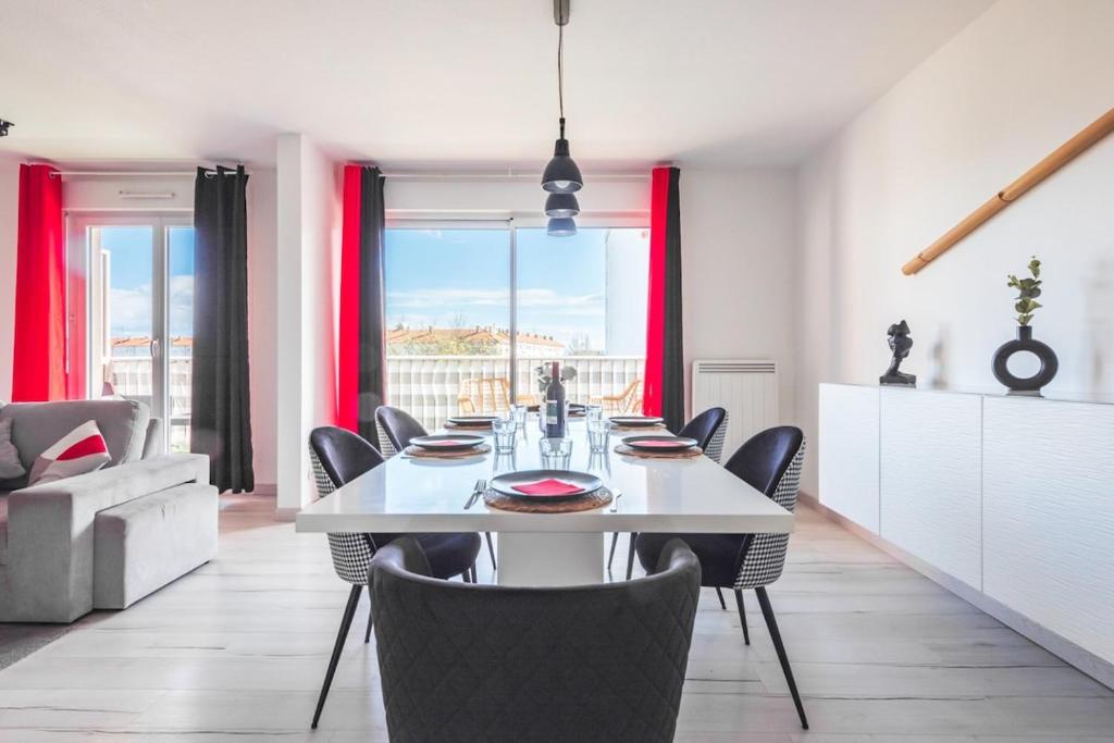 Posezení v ubytování Le Solaris 3 chambres avec 2 grands lits et 3 simples