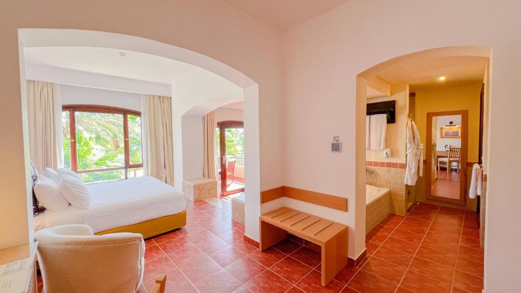 Postel nebo postele na pokoji v ubytování Tamra Beach Resort