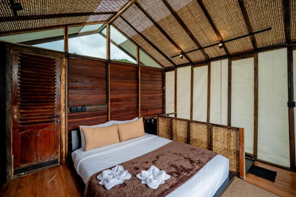 Postel nebo postele na pokoji v ubytování Nirata Treehouse