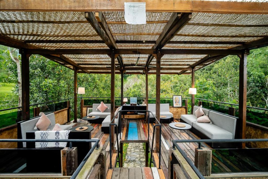 Posezení v ubytování Nirata Treehouse