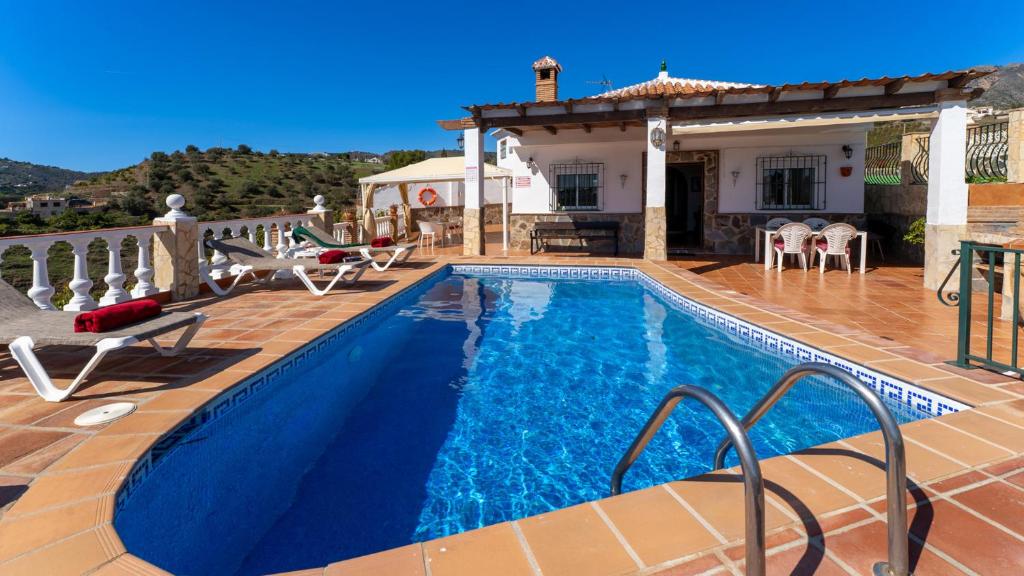 una piscina davanti a una casa di Casa Amparo Casitas Select a Frigiliana
