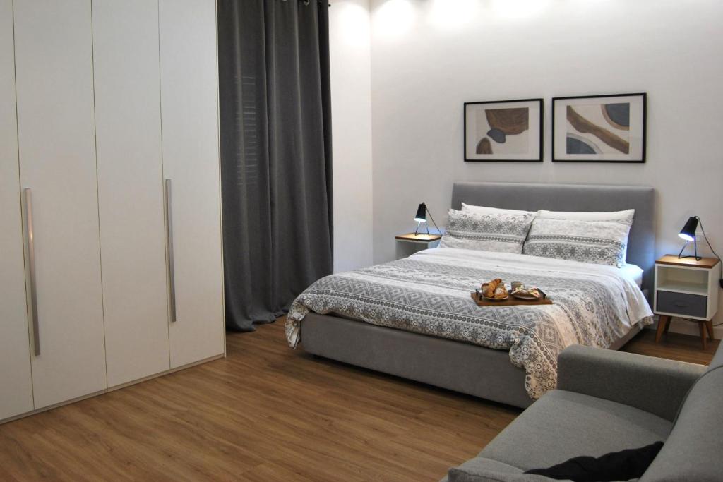A bed or beds in a room at Rosato Suites 2 - Appartamento moderno e confortevole con spazio esterno tra Mondello e il centro storico