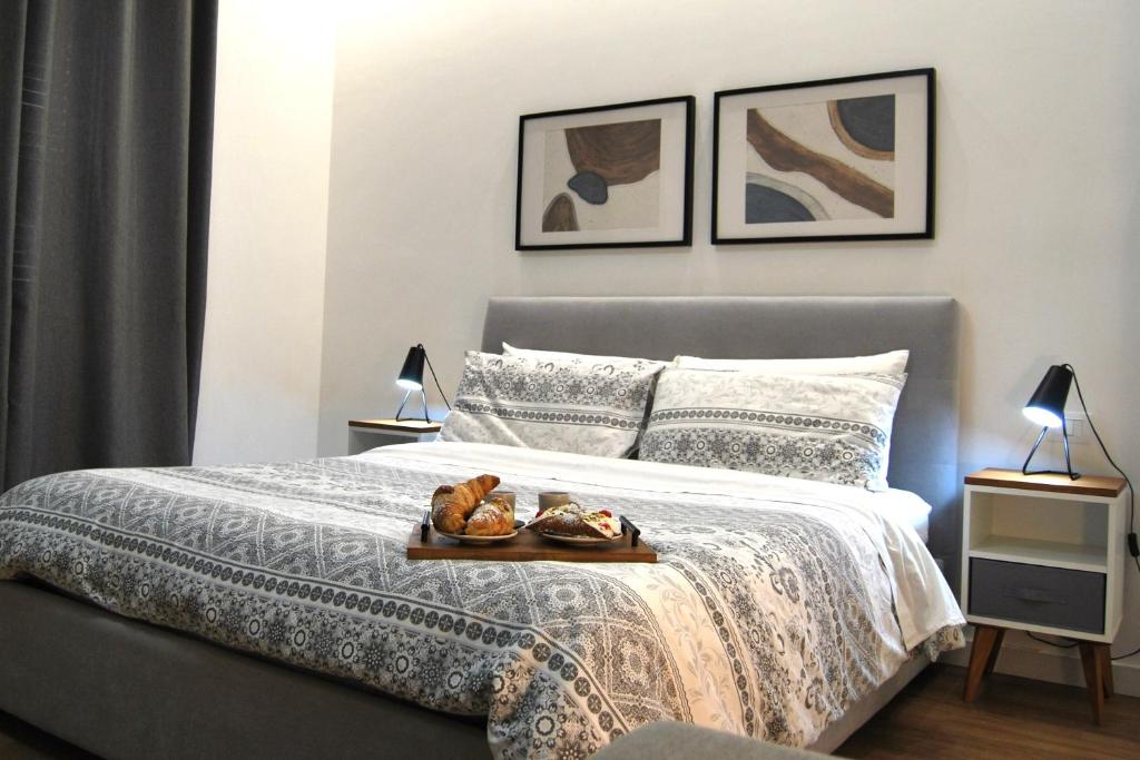 A bed or beds in a room at Rosato Suites 2 - Appartamento moderno e confortevole con spazio esterno tra Mondello e il centro storico