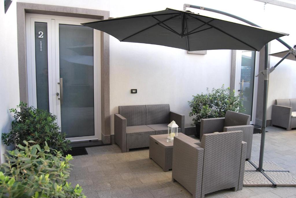 A seating area at Rosato Suites 2 - Appartamento moderno e confortevole con spazio esterno tra Mondello e il centro storico