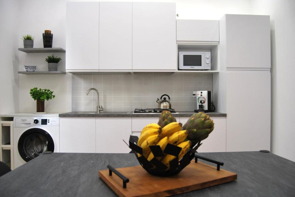 A kitchen or kitchenette at Rosato Suites 2 - Appartamento moderno e confortevole con spazio esterno tra Mondello e il centro storico
