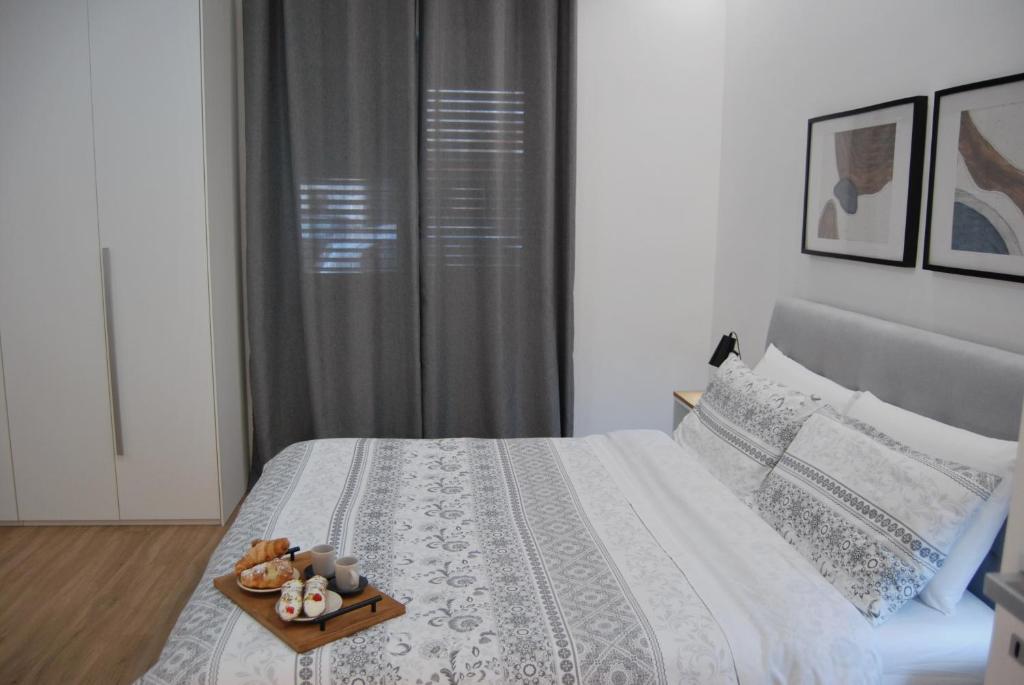 A bed or beds in a room at Rosato Suites 2 - Appartamento moderno e confortevole con spazio esterno tra Mondello e il centro storico