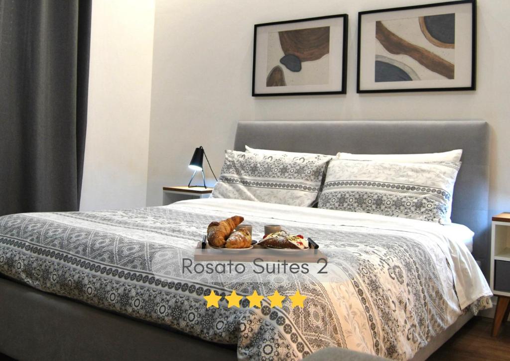 A bed or beds in a room at Rosato Suites 2 - Appartamento moderno e confortevole con spazio esterno tra Mondello e il centro storico