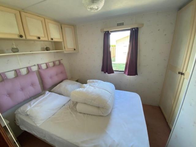 a small room with a bed and a window at Mobile-home en bord de mer in Pordic