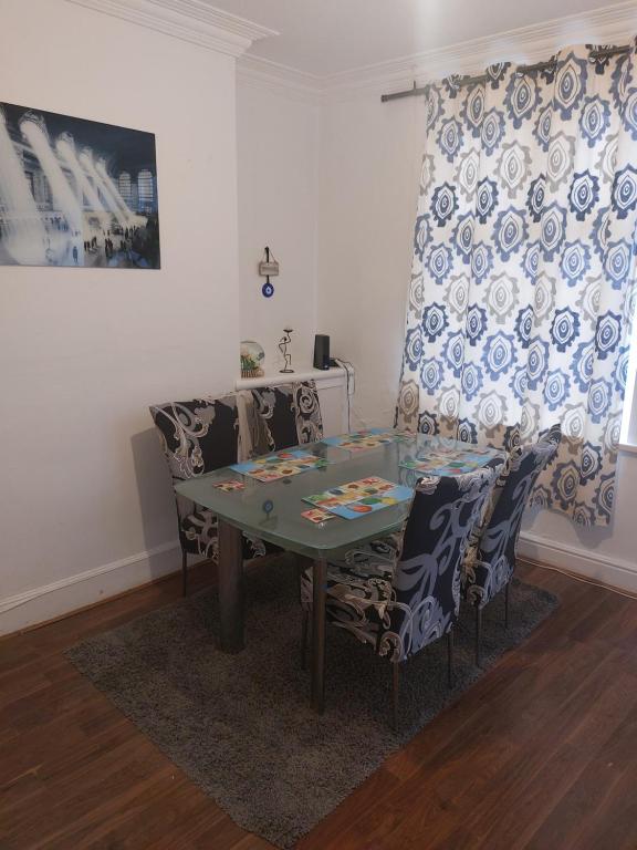 Et opholdsområde på Three double Bedrooms with share bathroom at La Belle Meuniere Leicester