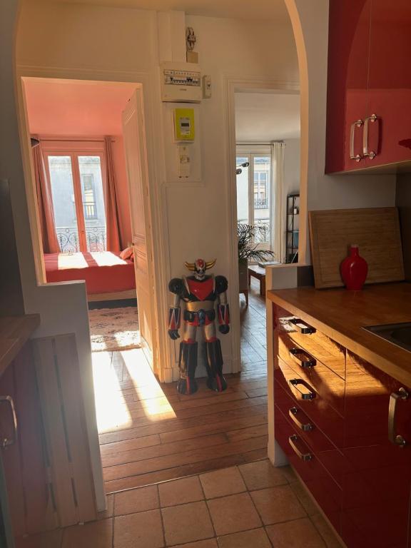 - une cuisine avec un jouet au milieu d'une pièce dans l'établissement Quiet apartment hill of Montmartre, à Paris
