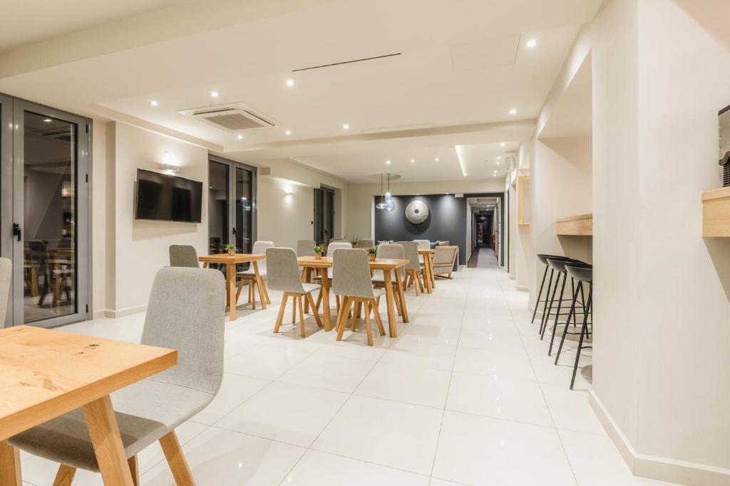 TV a/nebo společenská místnost v ubytování Infinity Hotel Gytheio