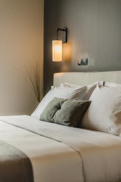 Postel nebo postele na pokoji v ubytování Infinity Hotel Gytheio