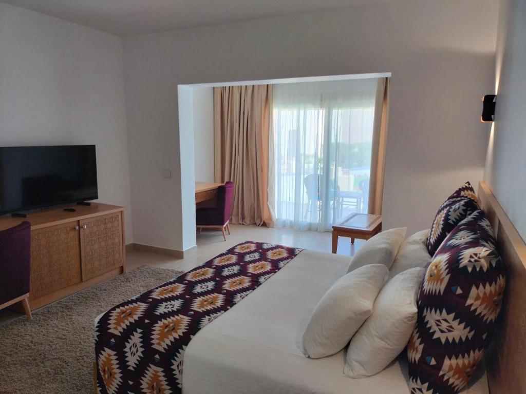 Postel nebo postele na pokoji v ubytování Tamra Beach Resort