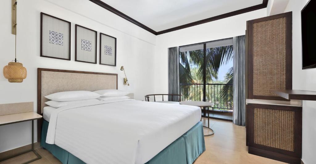 Postel nebo postele na pokoji v ubytování Fairfield by Marriott Goa Anjuna