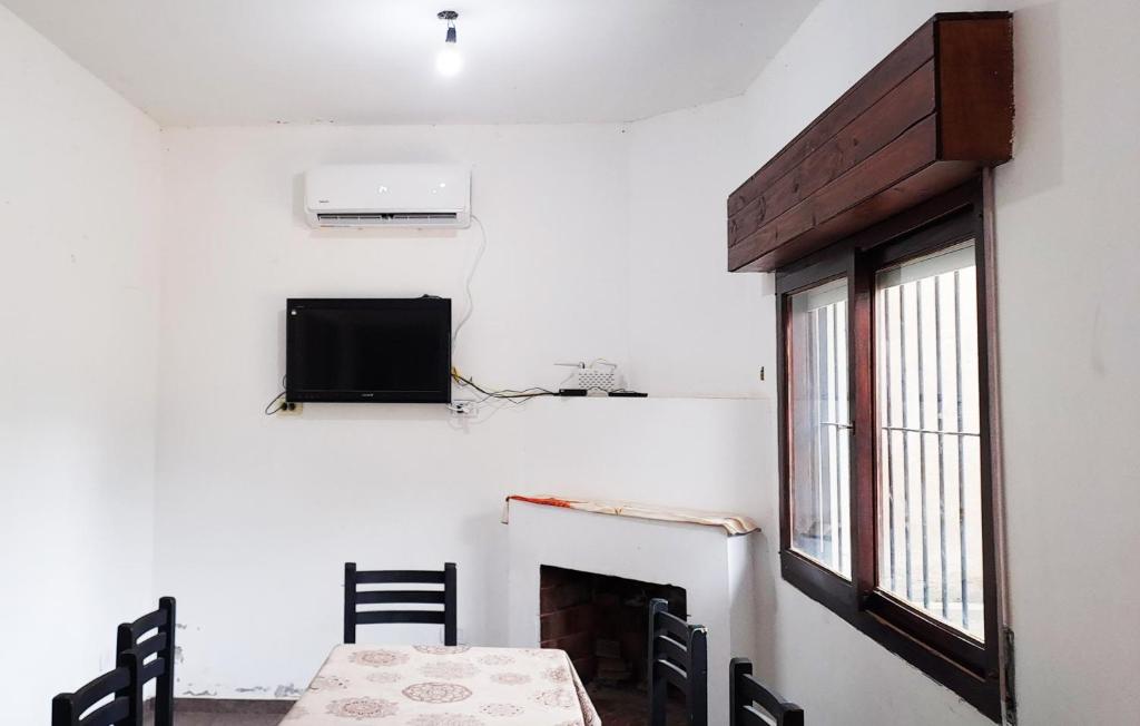 格塞尔镇Family Hause的客房设有桌子、壁炉和窗户。