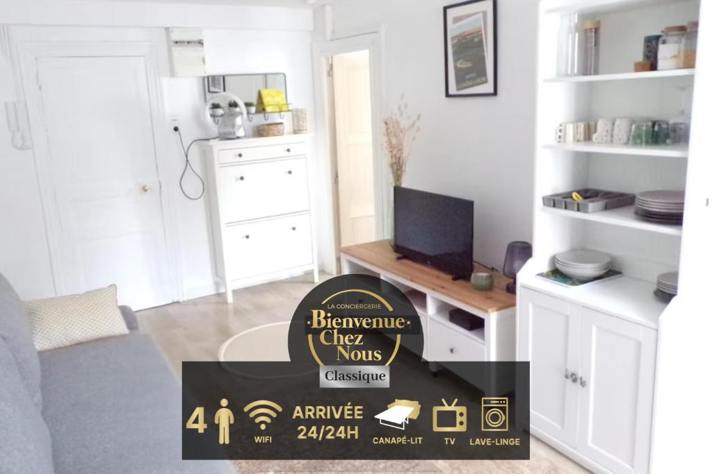 un panneau dans un salon avec une cuisine dans l'établissement Le Cliersou - Appartement bien situé à Clermont-Ferrand Fontgieve, à Clermont-Ferrand