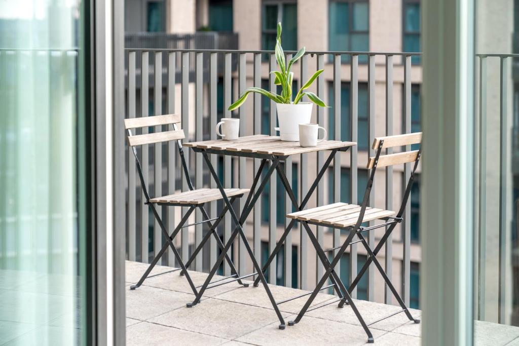 Μπαλκόνι ή βεράντα στο Waterview apartments with ultra fast wifi close to Excel and O2, corporates and contractors welcome