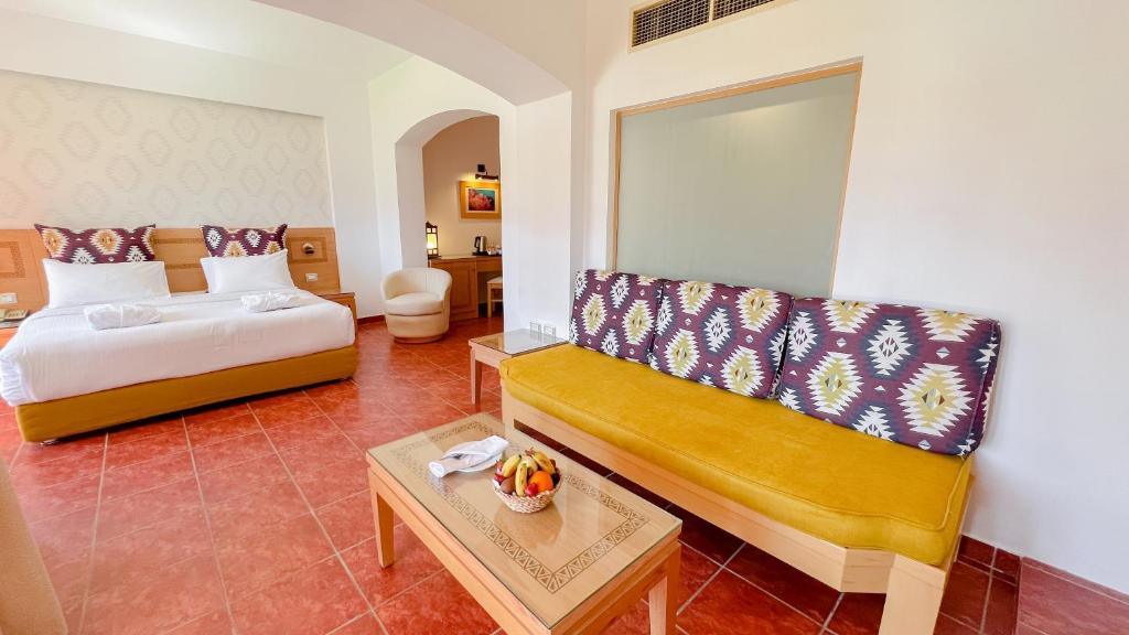 Postel nebo postele na pokoji v ubytování Tamra Beach Resort