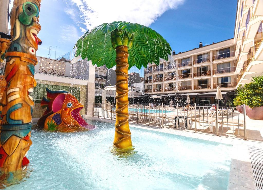 Bazén v ubytování Aparthotel Miami Park nebo v jeho okolí