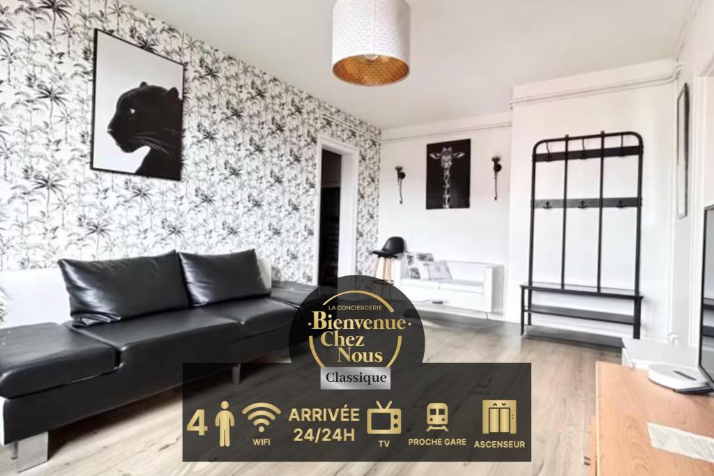 ein Schild in einem Wohnzimmer mit schwarzem Sofa in der Unterkunft F3 proche centre-ville - Cote Blatin in Clermont-Ferrand