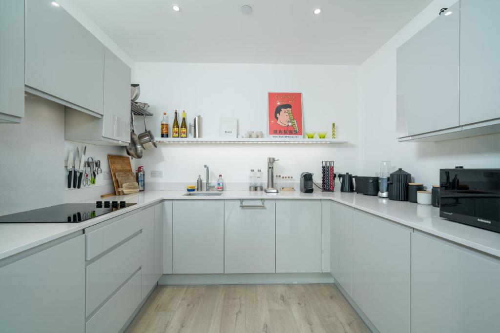 Η κουζίνα ή μικρή κουζίνα στο Waterview apartments with ultra fast wifi close to Excel and O2, corporates and contractors welcome
