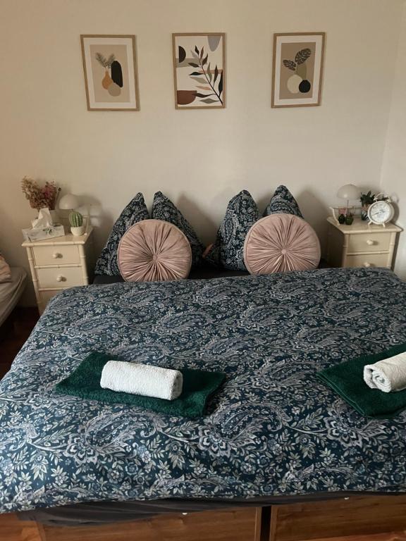 una camera da letto con un letto con cuscini sopra di Apartmán Eva a Liptovský Svätý Peter