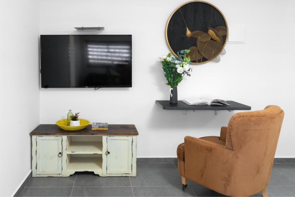 TV a/nebo společenská místnost v ubytování אשראם אילת