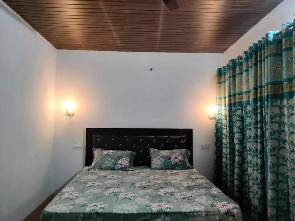 Postel nebo postele na pokoji v ubytování Moon Hotel Tungnath