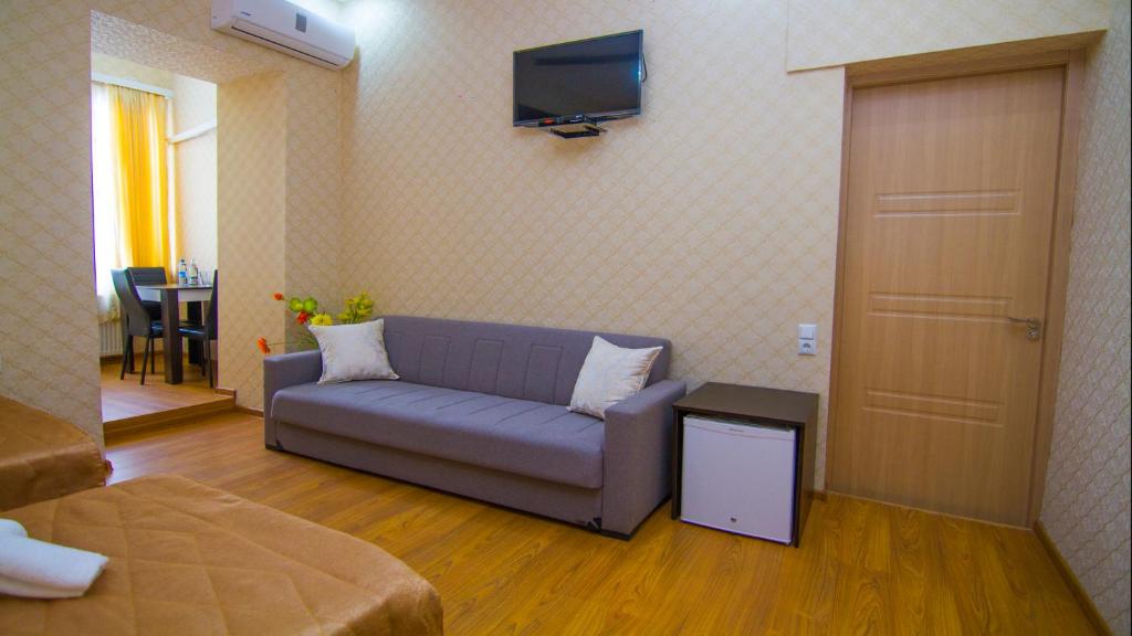 TV a/nebo společenská místnost v ubytování Hotel Care Inn