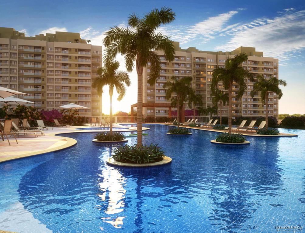 una gran piscina con palmeras y edificios en Apartamento Sublime do Recreio, en Río de Janeiro