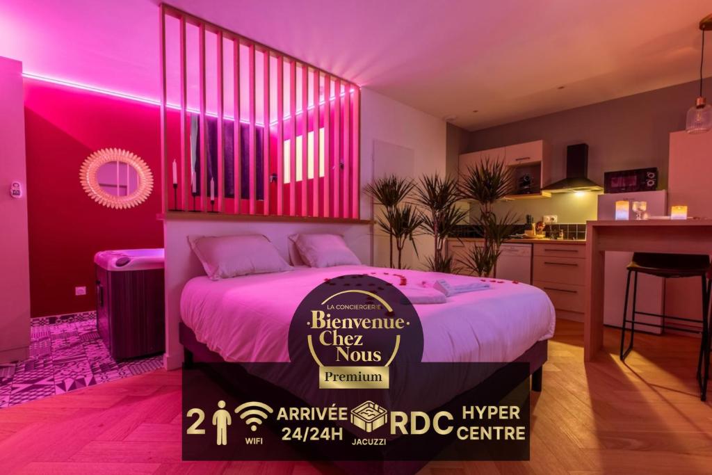 Cette chambre dispose d'un lit avec un panneau. dans l'établissement Loveroom en centre ville avec jacuzzi - Notre dame, à Clermont-Ferrand