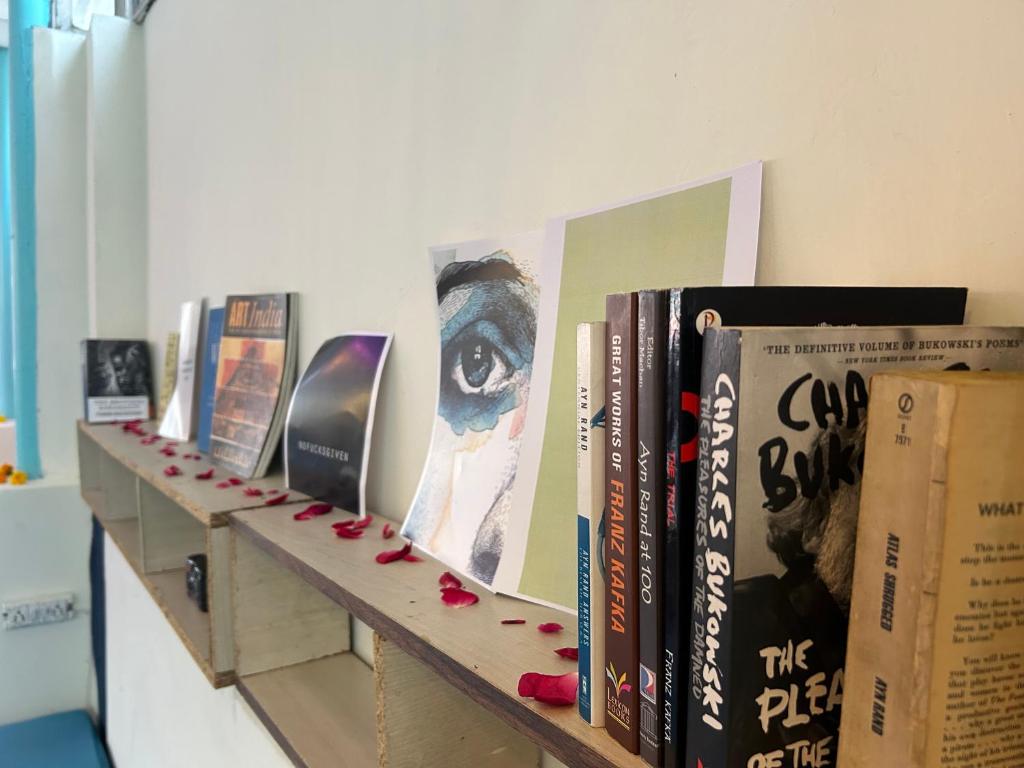 Die Bibliothek im Hostel