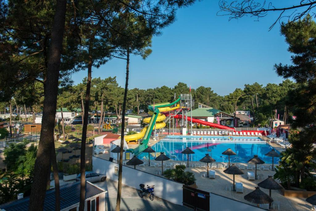 - une vue sur la piscine d'un parc aquatique dans l'établissement Camping Siblu Bonne Anse Plage MH 6-8 personnes tout confort, aux Mathes