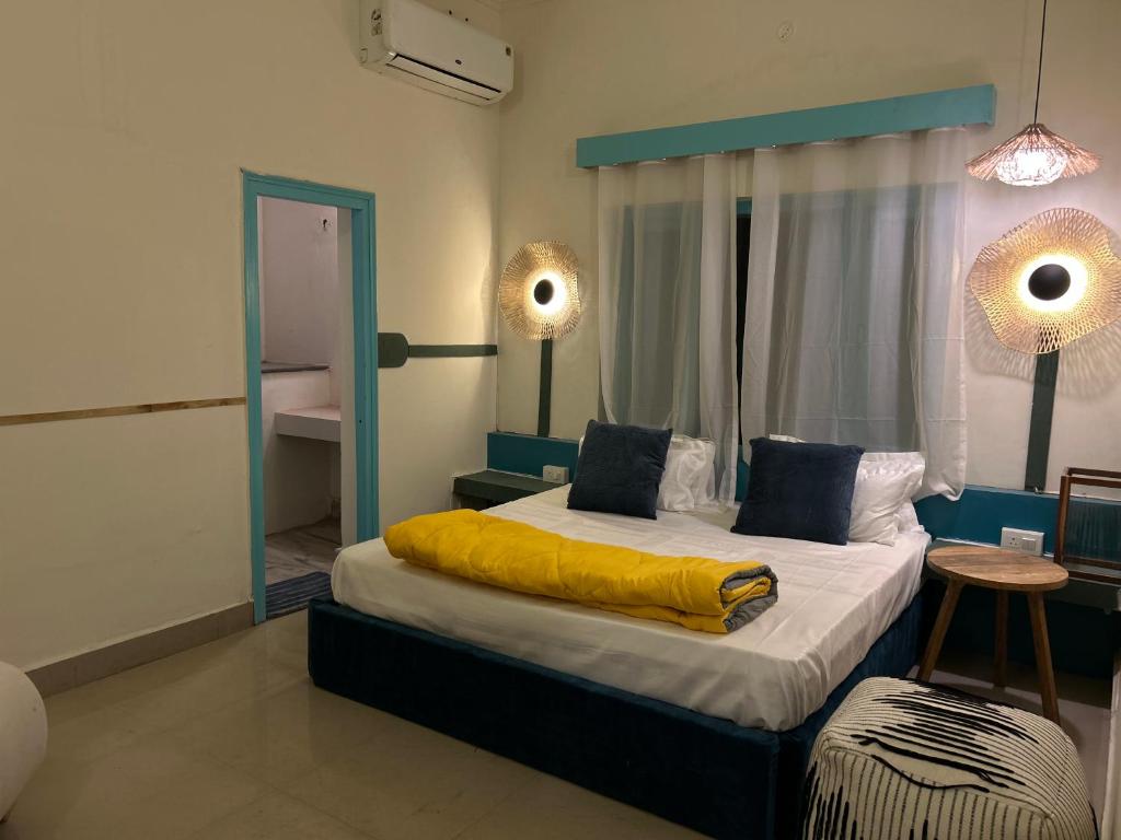 Ein Bett oder Betten in einem Zimmer der Unterkunft Serendipity Hostel & Cats Cafe