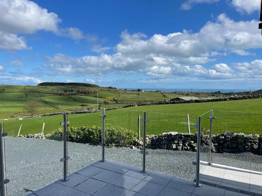 ein Tor mit Blick auf ein grünes Feld in der Unterkunft Betty's Cottage in Newcastle