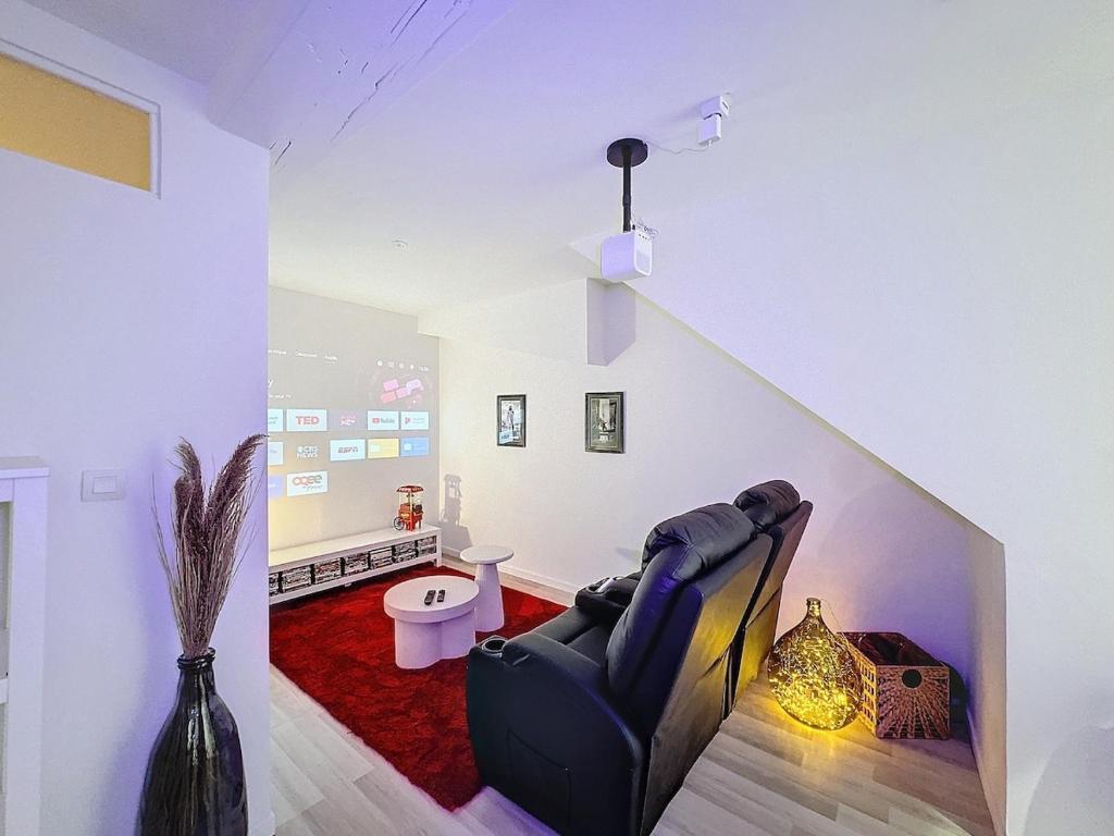 un salon avec un canapé et une chaise dans l'établissement Victor Fort - My Cinéma, Lyon Croix Rousse, à Lyon