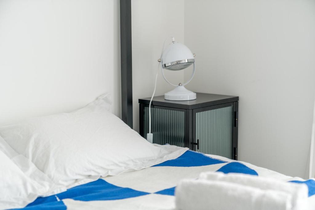 Ένα ή περισσότερα κρεβάτια σε δωμάτιο στο Waterview apartments with ultra fast wifi close to Excel and O2, corporates and contractors welcome