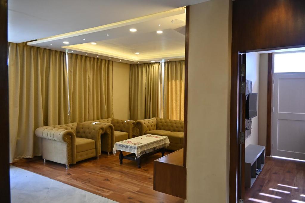 una sala de estar con un sofá y una mesa en Aayaan Roy villa, en Manali