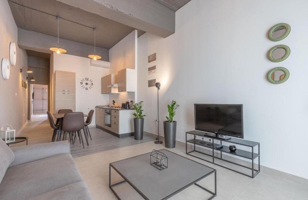 Η κουζίνα ή μικρή κουζίνα στο Sliema Modern-Retro Chic Style Home by the Sea