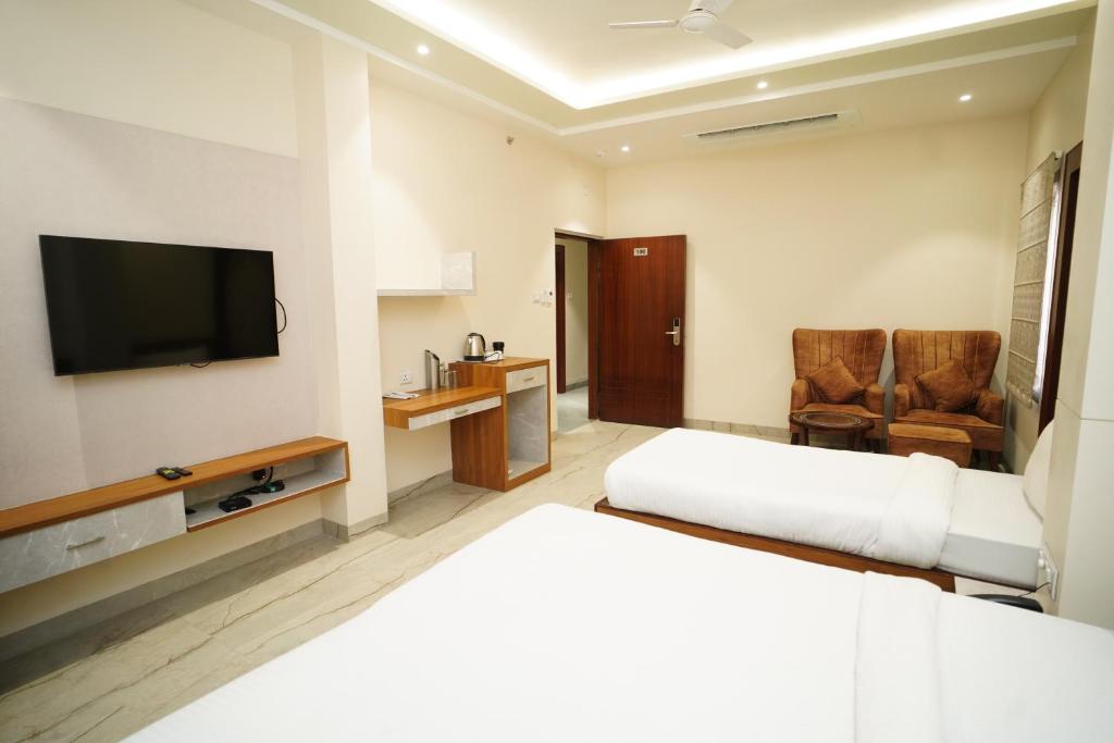 TV a/nebo společenská místnost v ubytování Hotel City Grand Varanasi
