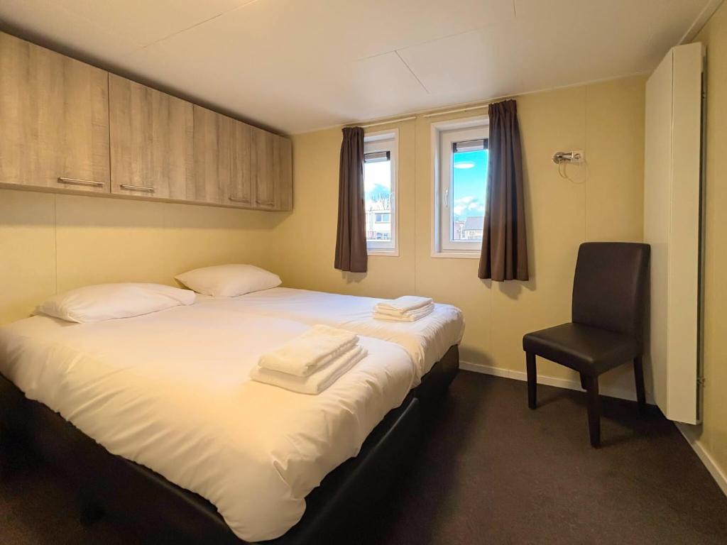 VISSERSLUST Rooms, Apartments and Houseboats - Houseboat With Lake View