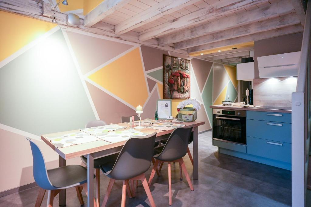 une salle à manger avec une table et des chaises et une cuisine dans l'établissement Résidence Les Bergamottes, à Thônes