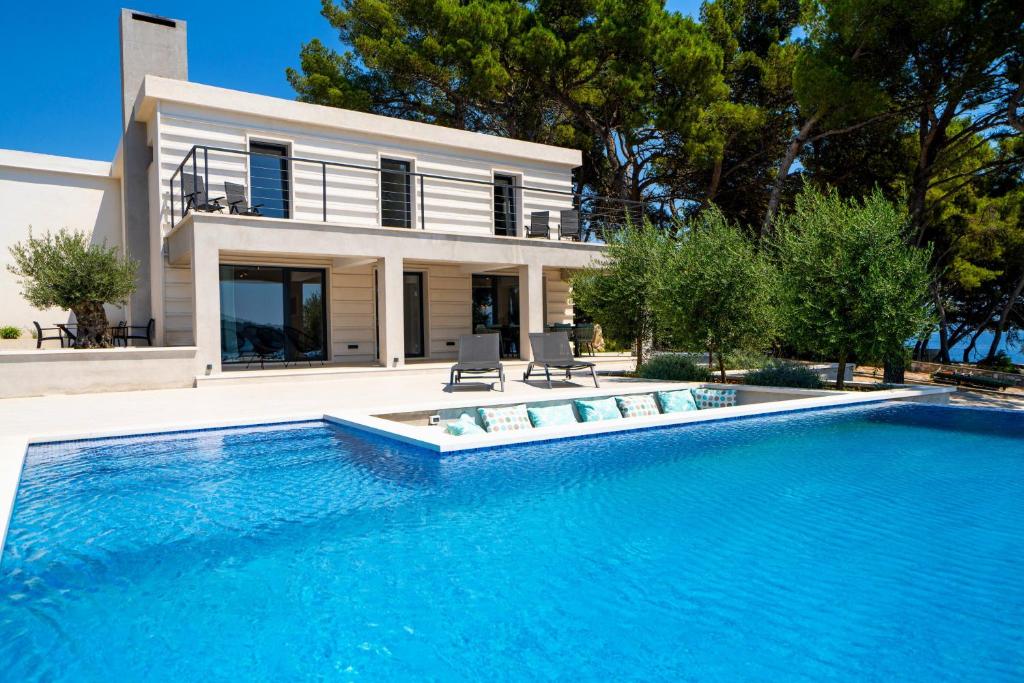 Bazén v ubytování Seafront Villa Serenita nebo v jeho okolí