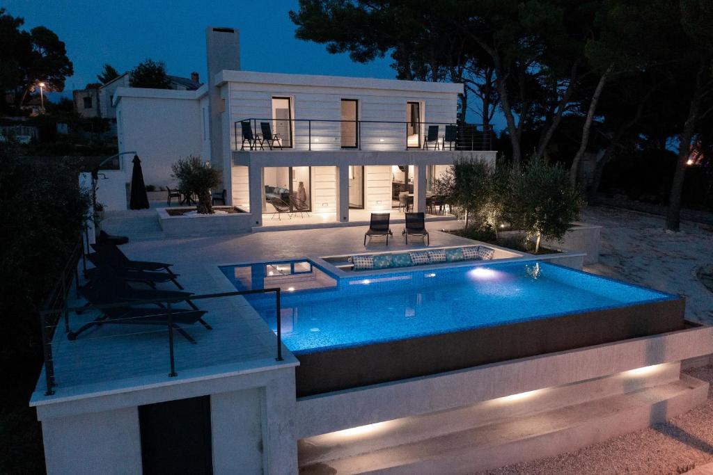 Bazén v ubytování Seafront Villa Serenita nebo v jeho okolí