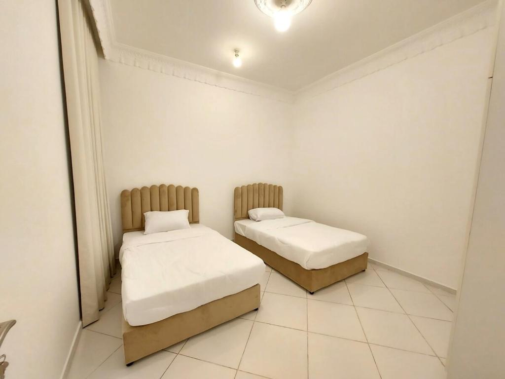Postel nebo postele na pokoji v ubytování HARF22-101-02 2br apt in AD