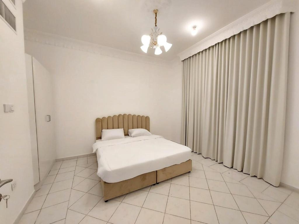 Postel nebo postele na pokoji v ubytování HARF22-101-02 2br apt in AD